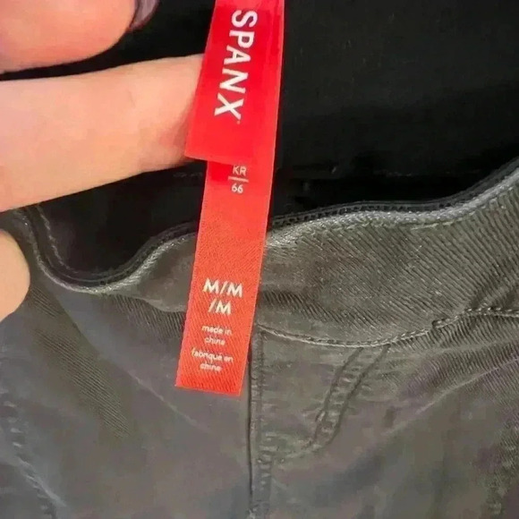 Spanx Stretch Twill Shorts 6" NWOT size Medium - Picture 3 of 4